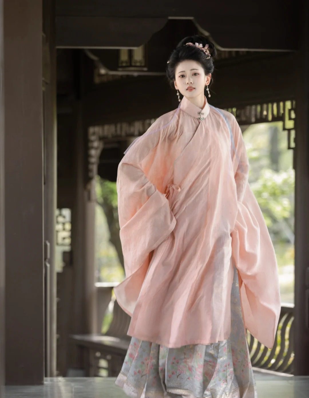 A picture of a woman in a horse-faced skirt: "A woman wears a beautiful Ming Dynasty horse-faced skirt with distinctive folds and patterns