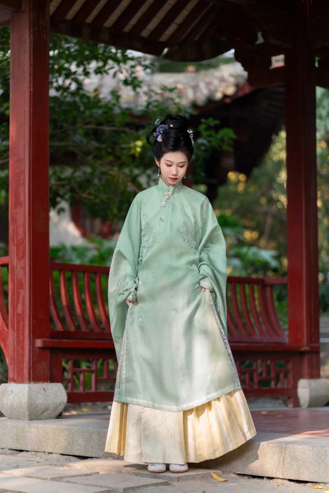 A picture of a woman in a horse-faced skirt: "A woman wears a beautiful Ming Dynasty horse-faced skirt with distinctive folds and patterns