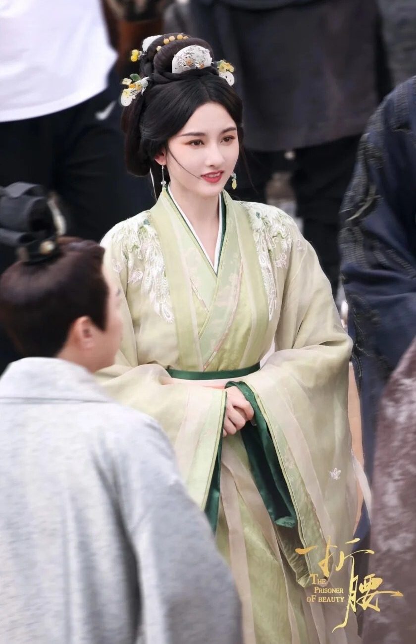 Mid-series hanfu ensemble reflecting the heroine's transition and growing complexity.
