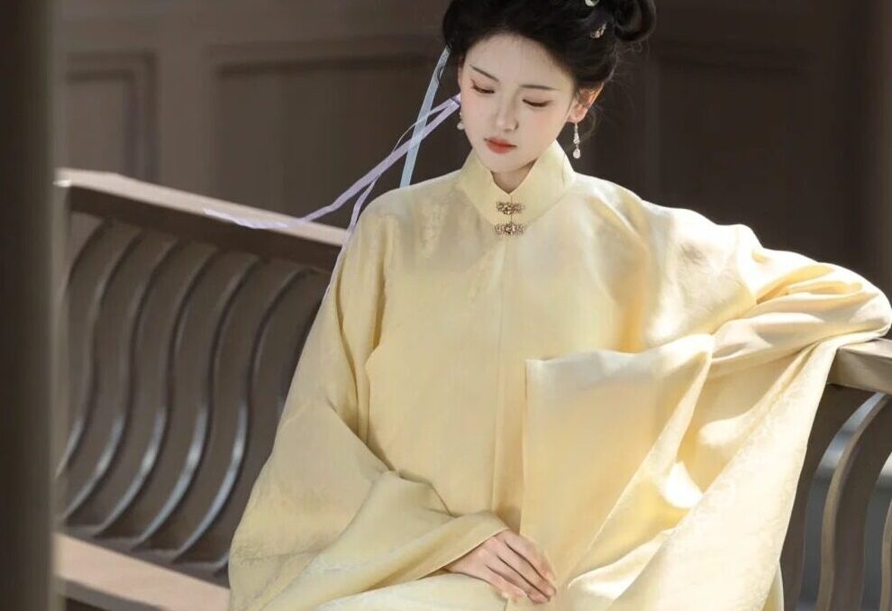 For an image of a woman in a Ma Mian Qun: "A woman wearing a beautiful Ming - dynasty Ma Mian Qun, with its characteristic pleats and elegant pattern