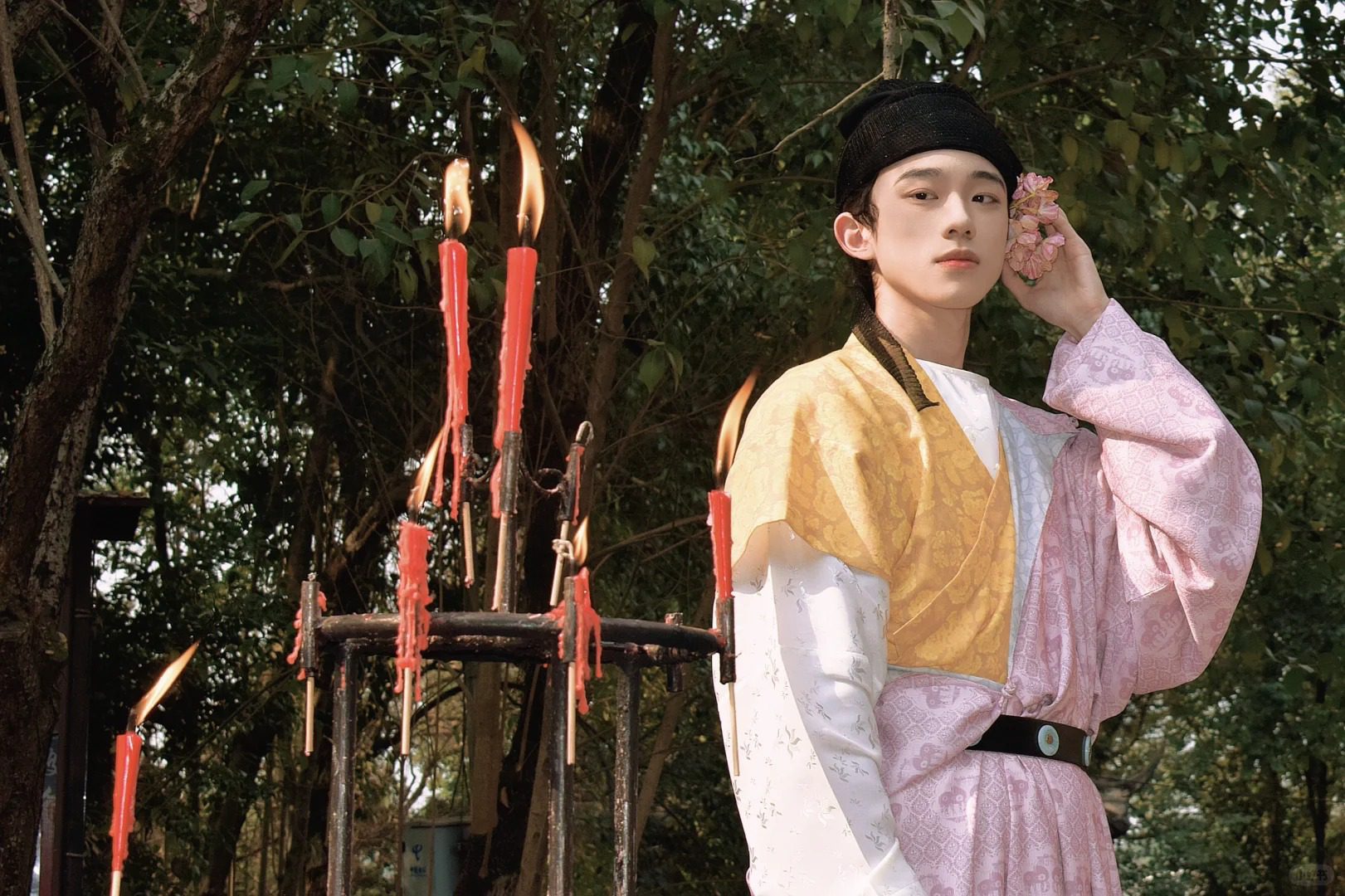 For an image of a man in a Dao Pao: "A man dressed in a traditional Ming - dynasty Dao Pao, showcasing the loose - fitting style and crossed - collar design.
